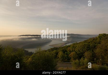 Blick auf den edersee im Sommer Stockfoto