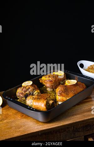 Knusprig gebratene Schweineknöchel aus dem Ofen Stockfoto