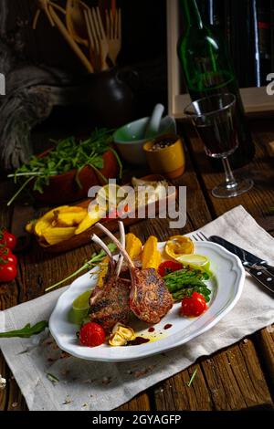 Lammkoteletts in Kräutern mit grünem Spargel und Limette mariniert Stockfoto