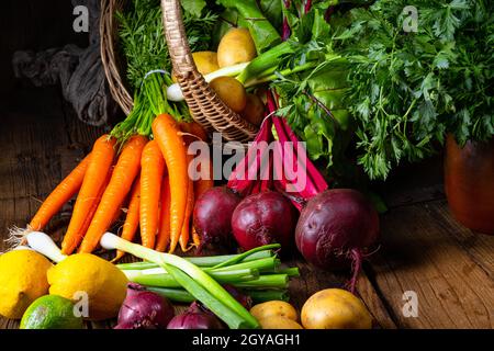 Korb mit versch. gemüse: rote beete und karotte Stockfoto