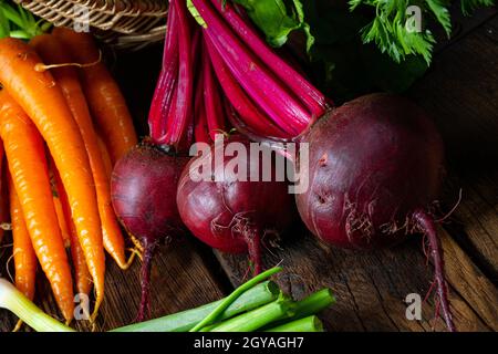 Korb mit versch. gemüse: rote beete und karotte Stockfoto