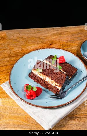 Rustikaler Schokoladenkuchen mit Himbeeren und Kaffee Stockfoto