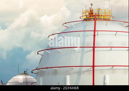 Industriegasspeicher. LNG oder Flüssiggas-Speicher. Sphärische Gasreservoirs in der Erdölraffinerie. Oberirdgeeichter Lagertank. Nat Stockfoto