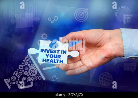 Textschild zeigt Invest in your Health, Business Approach Setzen Sie Geld für die Wartung oder Verbesserung Ihrer Gesundheit Hand Holding Jigsaw Puzzle Piece Unl Stockfoto