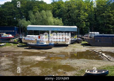 Die Werft in Isleworth Ait mit der Themse bei extremer Ebbe Stockfoto