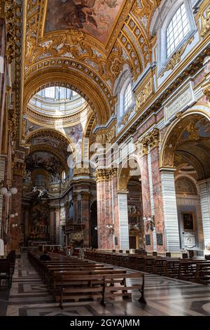 Innenraum der Basilika dei Santi Ambrogio e Carlo al Corso in Rom, Italien Stockfoto