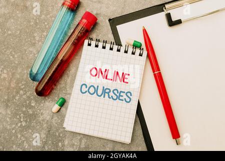 Sign Anzeige Online-Kurse, Wort für den Erwerb einer Ausbildung, die über das Internet durchgeführt wird schriftlich verschreibungspflichtige Medizin Labor-Tests und Stockfoto