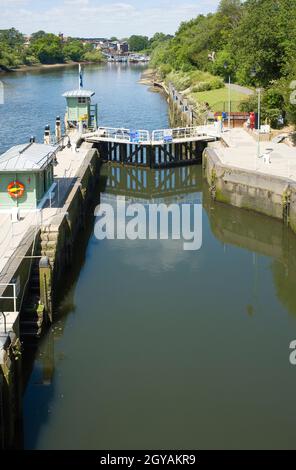 Richmond Lock auf der Themse Stockfoto