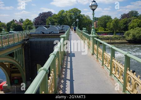 Fußweg über Schleuse und Wehr an der Themse, die Richmond mit Isleworth verbindet Stockfoto