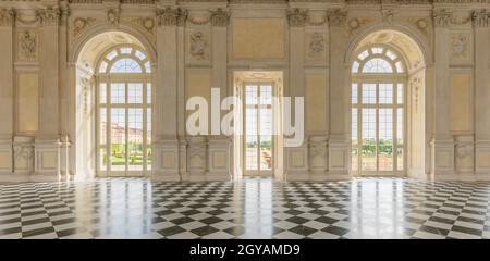 VENARIA REALE, ITALIEN - CA. MAI 2021: Korridor mit Boden aus Luxusmarmeln. Viel Eleganz für dieses italienische Interieur in Venaria reale, Pied Stockfoto