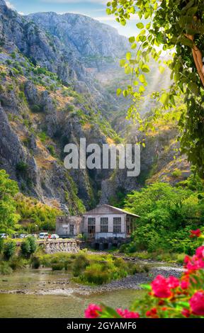 Altes verlassene Gebäude in der Nähe von Bastion in Kotor, Montenegro Stockfoto