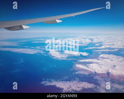 Blick vom Flugzeug über Grönland auf Eis- und Meeresberge Stockfoto