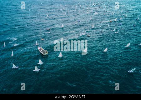 VARNA, BULGARIEN, 05. Oktober 2021: Segelregatta auf offener See. Segelboot tritt für die Regatta Varna Senior Sailing European Championships an Stockfoto