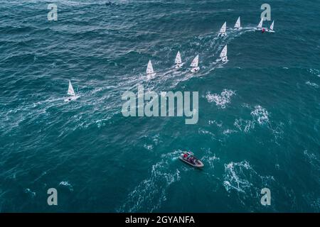 VARNA, BULGARIEN, 05. Oktober 2021: Segelregatta auf offener See. Segelboot tritt für die Regatta Varna Senior Sailing European Championships an Stockfoto