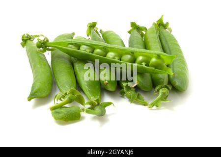 Süße Erbsenschoten. Junge Erbsen isoliert auf weißem Hintergrund. Frisches und gesundes Gemüse Stockfoto