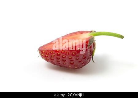 Erdbeeren im Abschnitt liegt seitlich isoliert auf weißem Hintergrund. Voller Fokus Stockfoto