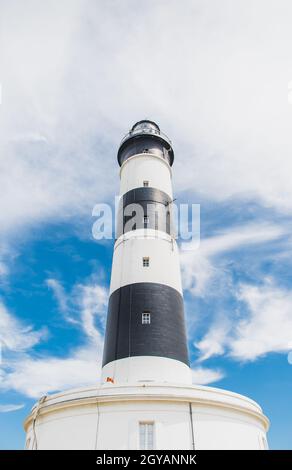 Der Chassiron Leuchtturm mit schwarzen und weißen Streifen am blauen Himmel, auf der Insel Oléron in Frankreich Stockfoto