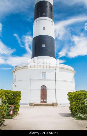Der Chassiron Leuchtturm mit schwarzen und weißen Streifen am blauen Himmel, auf der Insel Oléron in Frankreich Stockfoto