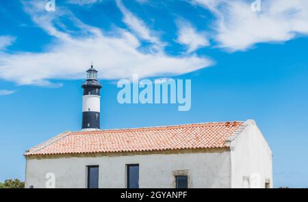 Der Chassiron Leuchtturm mit schwarzen und weißen Streifen am blauen Himmel, auf der Insel Oléron in Frankreich Stockfoto