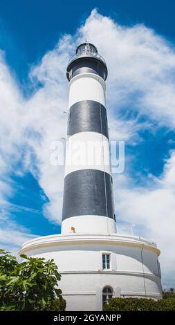 Der Chassiron Leuchtturm mit schwarzen und weißen Streifen am blauen Himmel, auf der Insel Oléron in Frankreich Stockfoto
