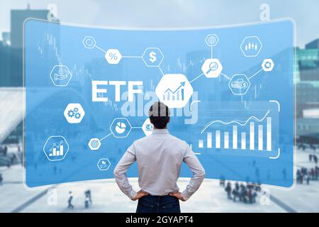 ETF Exchange-Traded Funds-Anlage mit Investoren, die ein Portfolio von Finanzanlagen auf dem Markt aufbauen, wie Aktien, Anleihen, Rohstoffe, Währungen. C Stockfoto