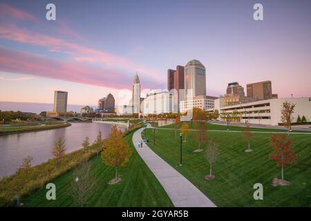 Blick auf die Innenstadt von Columbus Ohio Skyline bei Dämmerung Stockfoto