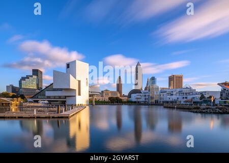 Skyline von Downtown Cleveland vom Seeufer in Ohio, USA Stockfoto