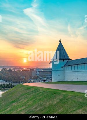 Kasan Kreml am Sommerabend. Tatarstan, Russland. Schöne Aussicht auf die weiße Mauer und die Wolga im Hintergrund. Der Kreml ist das Wahrzeichen von Kazan. Historische Architektur im alten Stadtzentrum von Kazan. UNESCO-Weltkulturerbe. Stockfoto