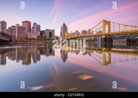 Panorama der Skyline von Pittsburgh in der Dämmerung Stockfoto