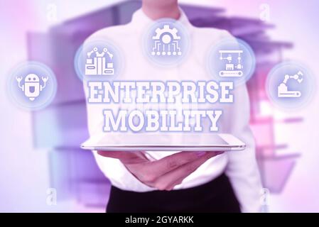 Textunterschrift mit Darstellung von Enterprise Mobility, Konzept, das bedeutet, dass Mitarbeiter mit einem mobilen Gerät Remote arbeiten Lady Uniform Standing Tablet Hand Prese Stockfoto