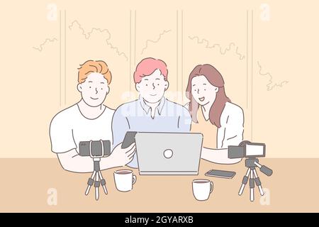 Vlogging, Live-Streaming von Laptop-Konzept. Freunde, die Vlog, mit Kameras und Smartphones auf Stativ, Eltern und Sohn mit Videokonferenz, Stockfoto