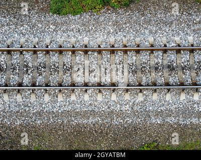 Hintergrund mit Schotter und Eisenbahnlinie Stockfoto