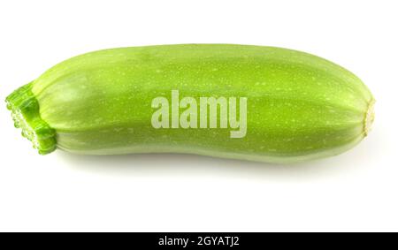 Kleine frische junge grüne Zucchini auf weißem Hintergrund. Stockfoto