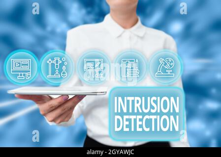 Text mit Inspiration Intrusion Detection, Konzept Bedeutung überwacht ein Netzwerk oder Systeme auf bösartige Aktivitäten Lady Uniform Standing Tablet Hand P Stockfoto