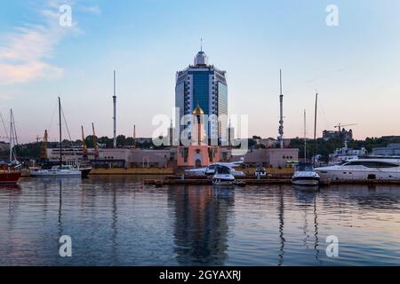 Hafen von Odessa, Ukraine bei Black Sea Abendzeit. Luxusyachten und -Schiffe dockten im Hafen an Stockfoto