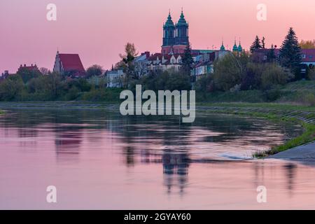 Poznan Kathedrale auf der Insel Ostrow Tumski und Warta Fluss bei rosa Sonnenaufgang, Poznan, Polen. Stockfoto
