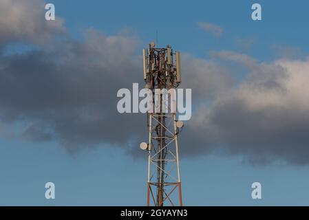 Telekommunikationsturm von 4G- und 5G-Mobilfunknetzen. Macro Base Station. 5G-Funknetz-Telekommunikationsausrüstung mit Funkmodulen und intelligenten Antennen Stockfoto