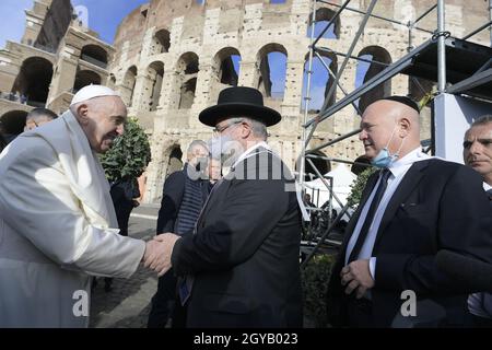 Italien, Rom, Kolosseum, 2021/10/07. Internationales Treffen "Brüder der Völker, zukünftiges Land. Religionen und Kulturen im Dialog " im Kolosseum in Rom . Papst Franziskus schließt sich während des ökumenischen Gebets der Christen den Führern anderer Weltreligionen wie dem großen Imam der Universität Al Azar (Kairo), Al Tayyeb, dem orthodoxen Patriarchen Bartholomaios I. und dem Präsidenten der Konferenz der europäischen Rabbiner Pinchas Goldschmidt an, Zusammen mit buddhistischen und hinduistischen Exponenten am Kolosseum in Rom. Foto von Alessia Giuliani/Catholic Press Photo Stockfoto