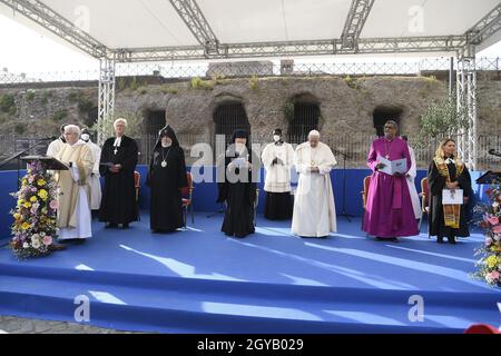 Italien, Rom, Kolosseum, 2021/10/07. Internationales Treffen "Brüder der Völker, zukünftiges Land. Religionen und Kulturen im Dialog " im Kolosseum in Rom . Papst Franziskus schließt sich während des ökumenischen Gebets der Christen den Führern anderer Weltreligionen wie dem großen Imam der Universität Al Azar (Kairo), Al Tayyeb, dem orthodoxen Patriarchen Bartholomaios I. und dem Präsidenten der Konferenz der europäischen Rabbiner Pinchas Goldschmidt an, Zusammen mit buddhistischen und hinduistischen Exponenten am Kolosseum in Rom. Foto von Alessia Giuliani/Catholic Press Photo Stockfoto