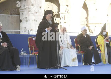 Italien, Rom, Kolosseum, 2021/10/07. Internationales Treffen "Brüder der Völker, zukünftiges Land. Religionen und Kulturen im Dialog " im Kolosseum in Rom . Papst Franziskus schließt sich während des ökumenischen Gebets der Christen den Führern anderer Weltreligionen wie dem großen Imam der Universität Al Azar (Kairo), Al Tayyeb, dem orthodoxen Patriarchen Bartholomaios I. und dem Präsidenten der Konferenz der europäischen Rabbiner Pinchas Goldschmidt an, Zusammen mit buddhistischen und hinduistischen Exponenten am Kolosseum in Rom. Foto von Alessia Giuliani/Catholic Press Photo Stockfoto