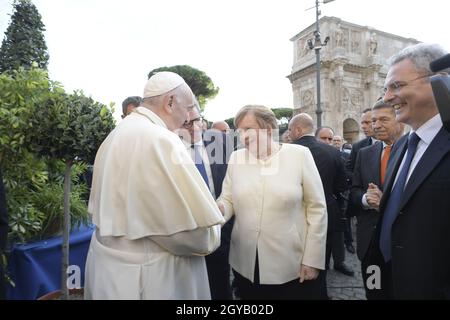 Italien, Rom, Kolosseum, 2021/10/07. Internationales Treffen "Brüder der Völker, zukünftiges Land. Religionen und Kulturen im Dialog " im Kolosseum in Rom . Papst Franziskus schließt sich während des ökumenischen Gebets der Christen den Führern anderer Weltreligionen wie dem großen Imam der Universität Al Azar (Kairo), Al Tayyeb, dem orthodoxen Patriarchen Bartholomaios I. und dem Präsidenten der Konferenz der europäischen Rabbiner Pinchas Goldschmidt an, Zusammen mit buddhistischen und hinduistischen Exponenten am Kolosseum in Rom. Foto von Alessia Giuliani/Catholic Press Photo Stockfoto