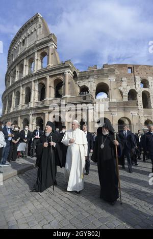 Italien, Rom, Kolosseum, 2021/10/07. Internationales Treffen "Brüder der Völker, zukünftiges Land. Religionen und Kulturen im Dialog " im Kolosseum in Rom . Papst Franziskus schließt sich während des ökumenischen Gebets der Christen den Führern anderer Weltreligionen wie dem großen Imam der Universität Al Azar (Kairo), Al Tayyeb, dem orthodoxen Patriarchen Bartholomaios I. und dem Präsidenten der Konferenz der europäischen Rabbiner Pinchas Goldschmidt an, Zusammen mit buddhistischen und hinduistischen Exponenten am Kolosseum in Rom. Foto von Alessia Giuliani/Catholic Press Photo Stockfoto