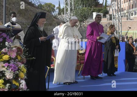 Italien, Rom, Kolosseum, 2021/10/07. Internationales Treffen "Brüder der Völker, zukünftiges Land. Religionen und Kulturen im Dialog " im Kolosseum in Rom . Papst Franziskus schließt sich während des ökumenischen Gebets der Christen den Führern anderer Weltreligionen wie dem großen Imam der Universität Al Azar (Kairo), Al Tayyeb, dem orthodoxen Patriarchen Bartholomaios I. und dem Präsidenten der Konferenz der europäischen Rabbiner Pinchas Goldschmidt an, Zusammen mit buddhistischen und hinduistischen Exponenten am Kolosseum in Rom. Foto von Alessia Giuliani/Catholic Press Photo Stockfoto