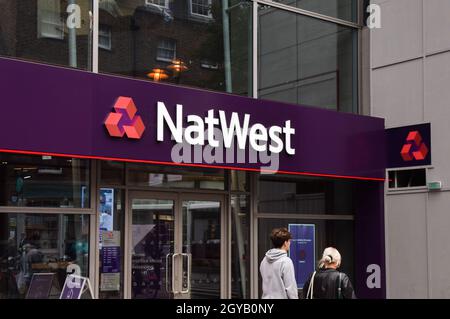 London, Großbritannien. Oktober 2021. Gesamtansicht des NatWest-Gebäudes in Bishopsgate, City of London. Die Bank steht vor einer riesigen Geldstrafe, nachdem sie „Geldwäsche-Fehler“ zugegeben hat. Credit: SOPA Images Limited/Alamy Live News Stockfoto