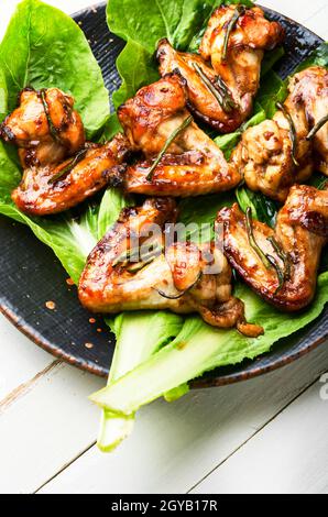 Hähnchenflügel in Teriyaki-Sauce geröstet.Grillhähnchenflügel auf dem Teller Stockfoto