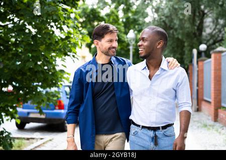 Gay Paar Dating In Jeans. Zu Fuß Auf Der Straße In Der Stadt Stockfoto