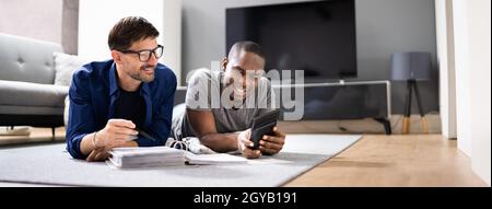 Glücklich Homosexuell Paar Tun Steuern Und Einkommensplanung Mit Rechner Stockfoto