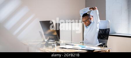 Arm Stretch Übung Sitzt An Der Rezeption Im Büro Stockfoto