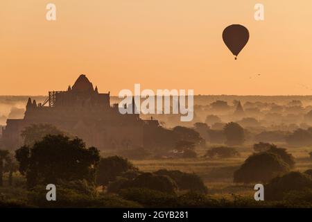 Luftballons über Bagan und Pyathada Paya Tempel, Myanmar Stockfoto