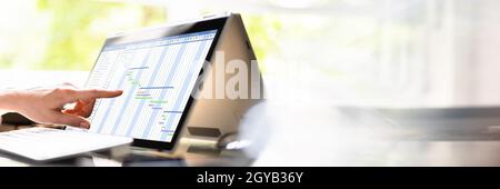 Convertible Laptop Gantt Chart Software Und Digitale Agenda Stockfoto